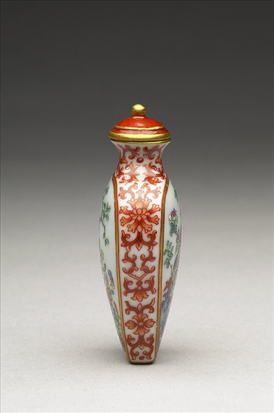 粉彩花卉紋鼻煙壺