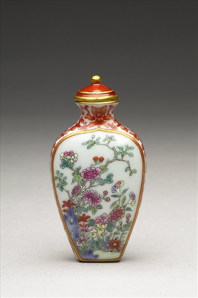 粉彩花卉紋鼻煙壺