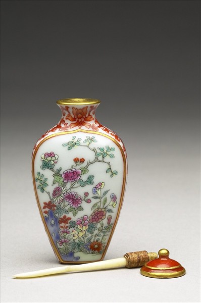 粉彩花卉紋鼻煙壺