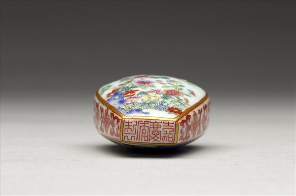 粉彩花卉紋鼻煙壺