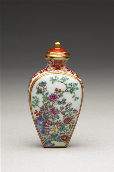 粉彩花卉紋鼻煙壺