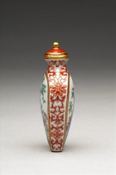 粉彩花卉紋鼻煙壺