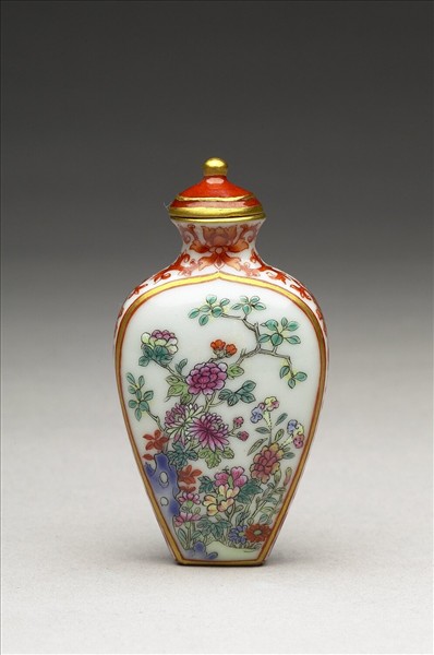 粉彩花卉紋鼻煙壺