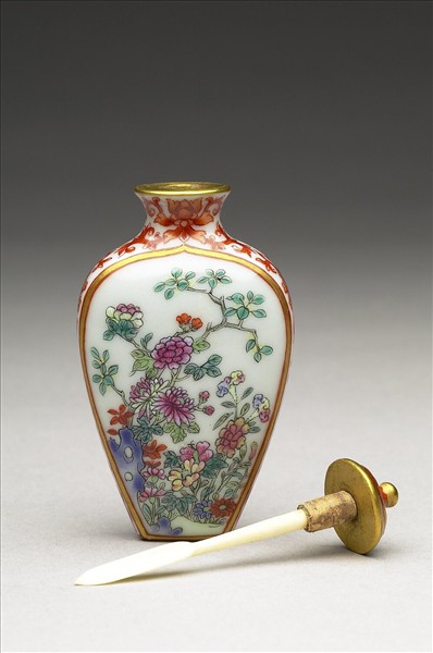 粉彩花卉紋鼻煙壺