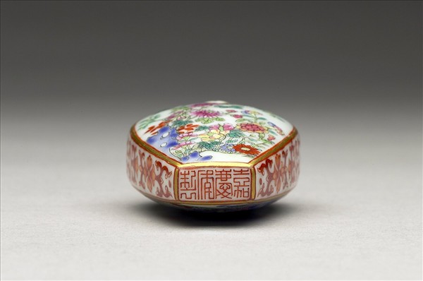 粉彩花卉紋鼻煙壺