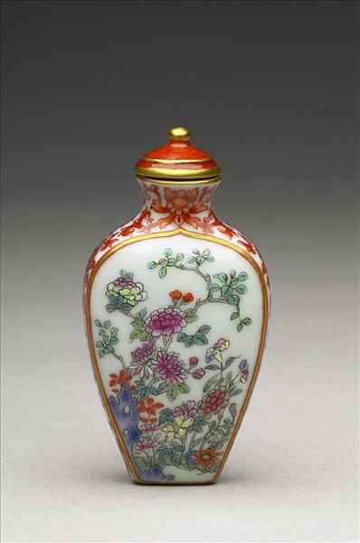 粉彩花卉紋鼻煙壺