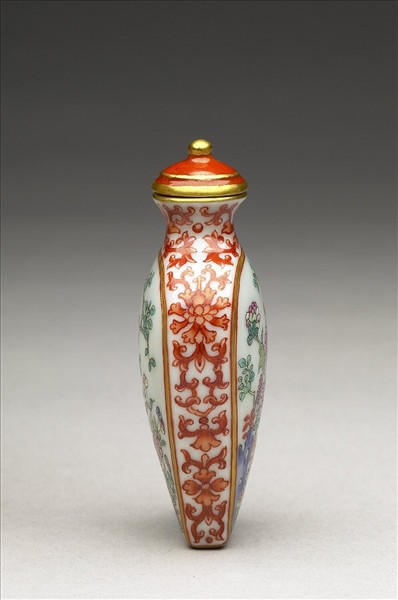 粉彩花卉紋鼻煙壺