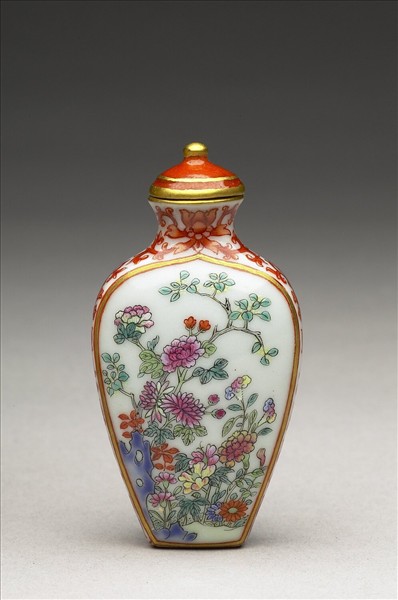 粉彩花卉紋鼻煙壺