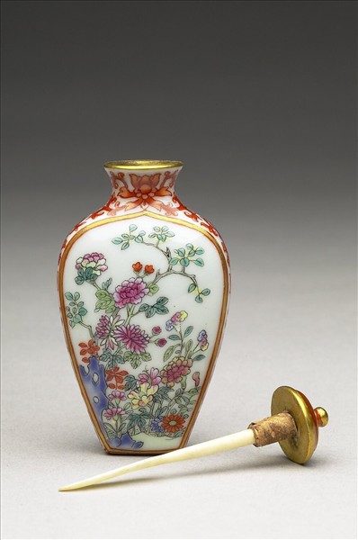 粉彩花卉紋鼻煙壺