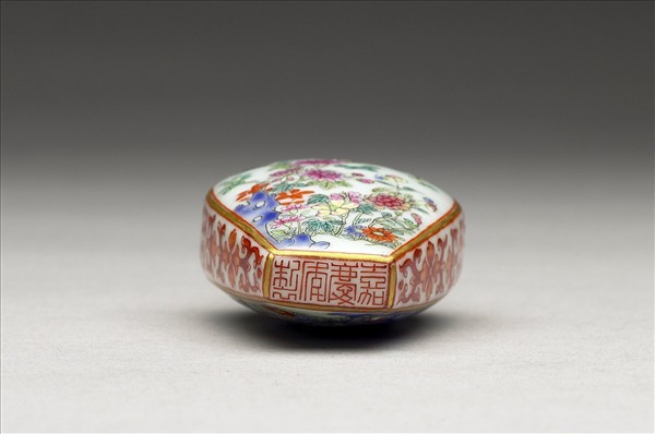 粉彩花卉紋鼻煙壺