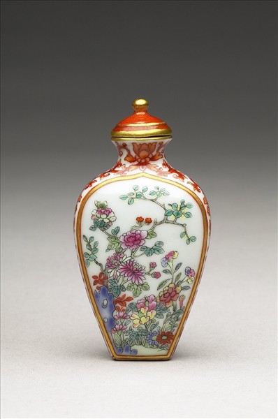 粉彩花卉紋鼻煙壺