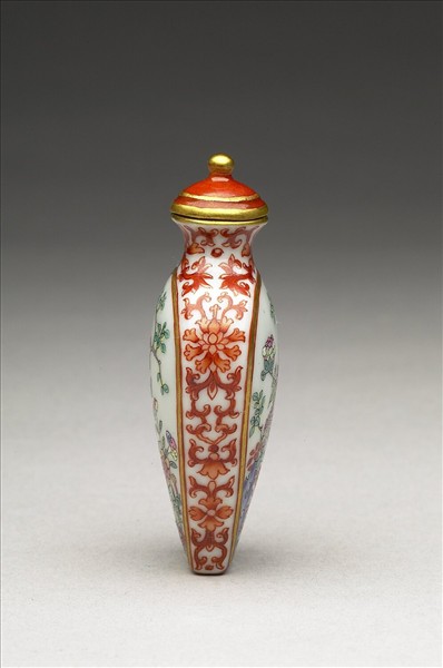 粉彩花卉紋鼻煙壺