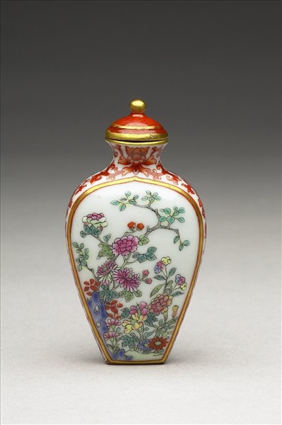 粉彩花卉紋鼻煙壺