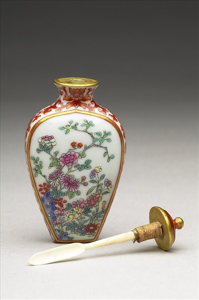 粉彩花卉紋鼻煙壺