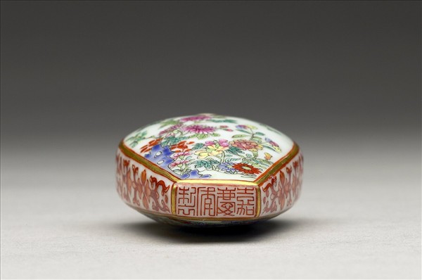 粉彩花卉紋鼻煙壺