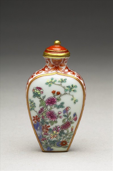 粉彩花卉紋鼻煙壺