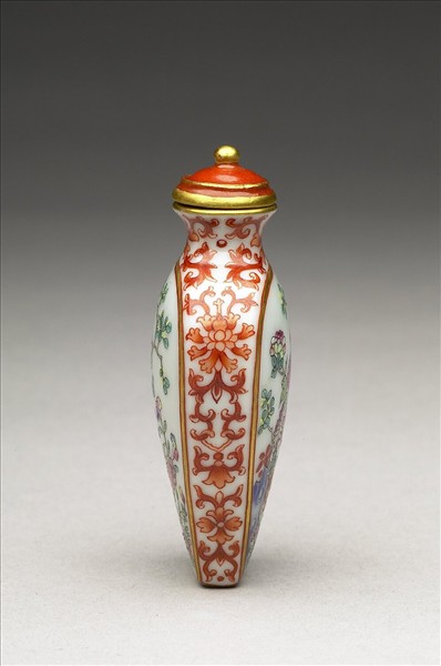 粉彩花卉紋鼻煙壺