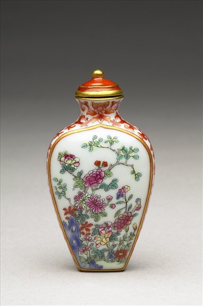 粉彩花卉紋鼻煙壺