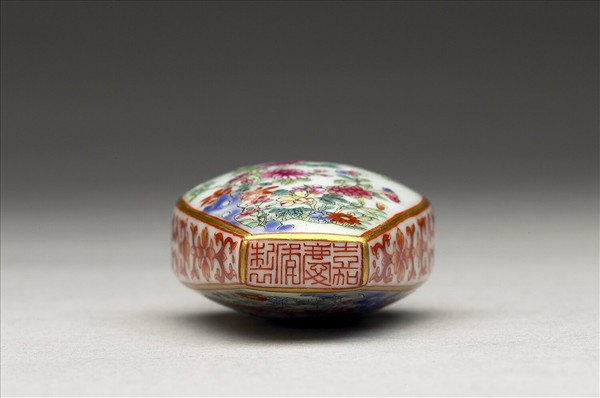 粉彩花卉紋鼻煙壺