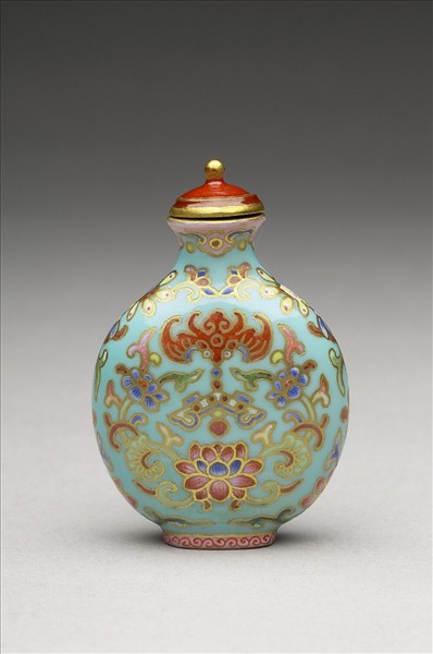 粉彩湖綠地花卉紋鼻煙壺