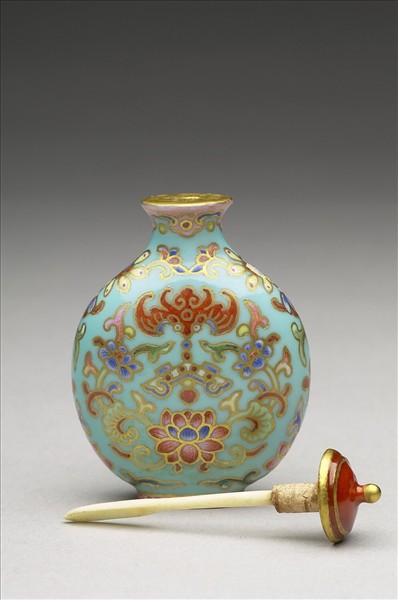 粉彩湖綠地花卉紋鼻煙壺