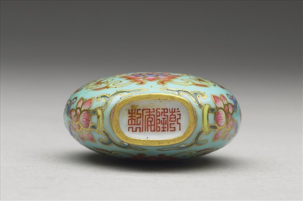 粉彩湖綠地花卉紋鼻煙壺