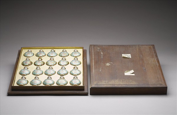 粉彩湖綠地花卉紋鼻煙壺