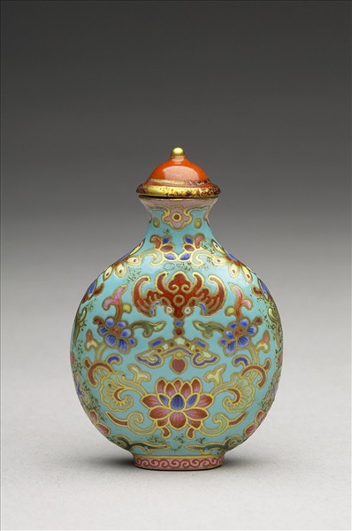 粉彩湖綠地花卉紋鼻煙壺