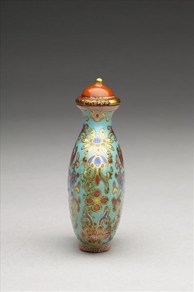 粉彩湖綠地花卉紋鼻煙壺