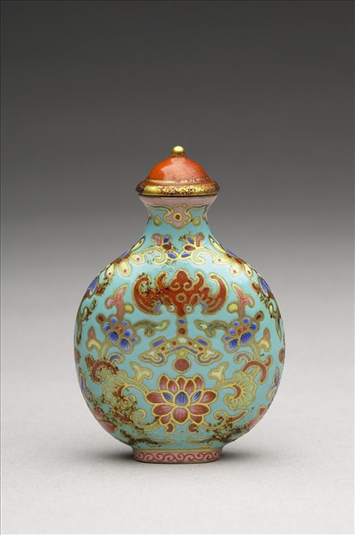 粉彩湖綠地花卉紋鼻煙壺