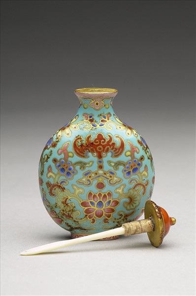 粉彩湖綠地花卉紋鼻煙壺