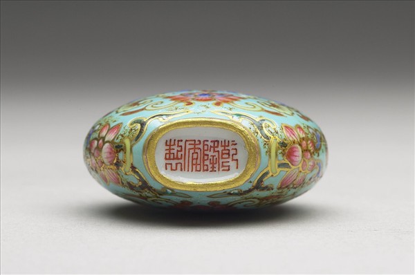 粉彩湖綠地花卉紋鼻煙壺