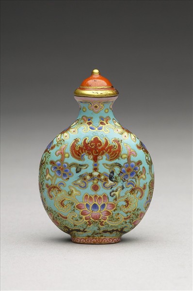 粉彩湖綠地花卉紋鼻煙壺