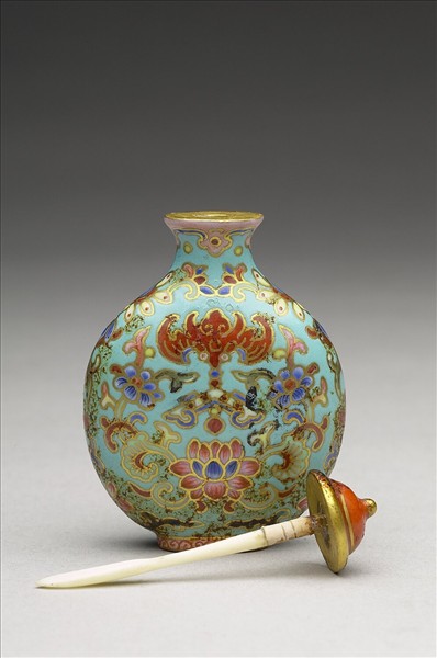 粉彩湖綠地花卉紋鼻煙壺