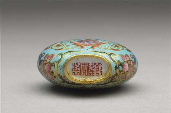 粉彩湖綠地花卉紋鼻煙壺