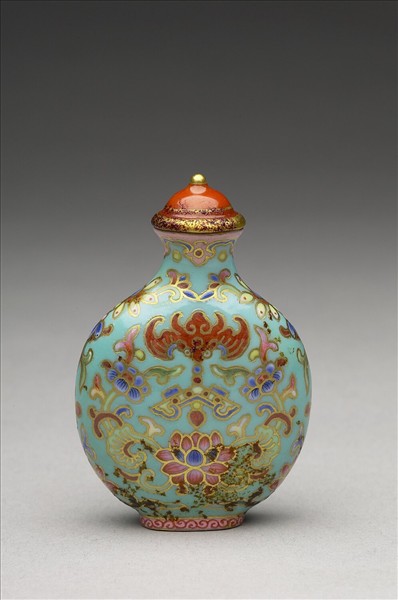 粉彩湖綠地花卉紋鼻煙壺