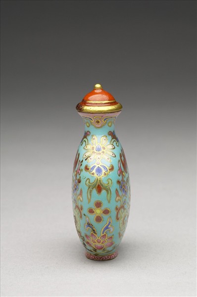 粉彩湖綠地花卉紋鼻煙壺