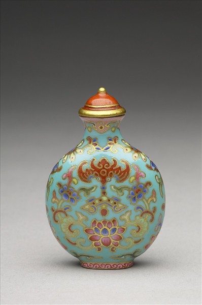 粉彩湖綠地花卉紋鼻煙壺