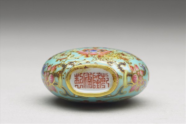 粉彩湖綠地花卉紋鼻煙壺