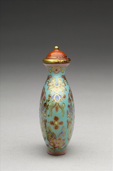 粉彩湖綠地花卉紋鼻煙壺