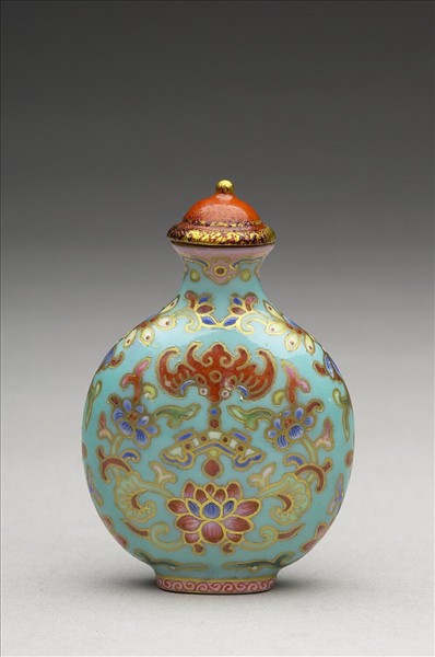 粉彩湖綠地花卉紋鼻煙壺