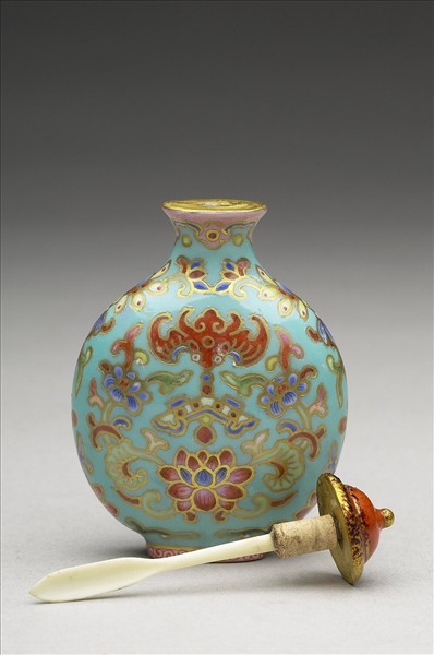 粉彩湖綠地花卉紋鼻煙壺