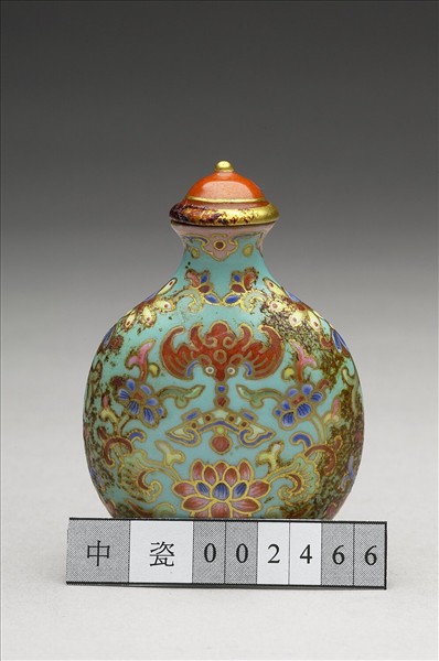 粉彩湖綠地花卉紋鼻煙壺