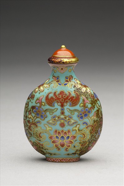 粉彩湖綠地花卉紋鼻煙壺