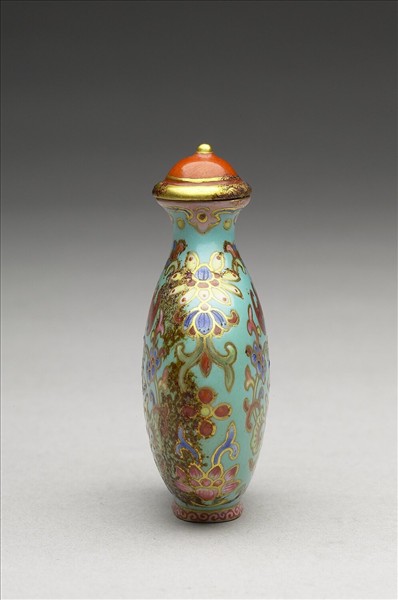 粉彩湖綠地花卉紋鼻煙壺