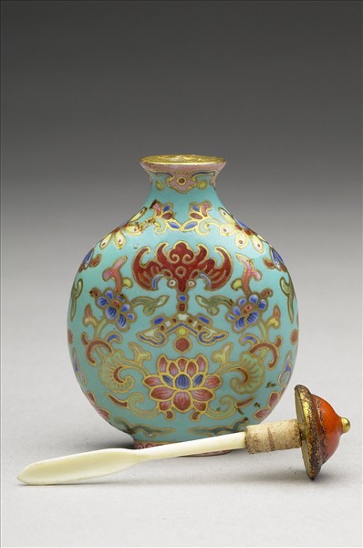 粉彩湖綠地花卉紋鼻煙壺