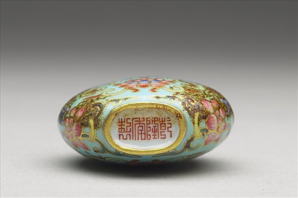 粉彩湖綠地花卉紋鼻煙壺