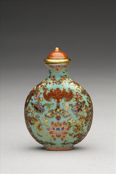 粉彩湖綠地花卉紋鼻煙壺