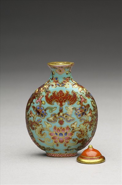 粉彩湖綠地花卉紋鼻煙壺