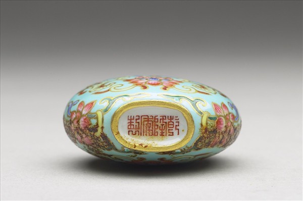 粉彩湖綠地花卉紋鼻煙壺